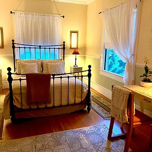 Guest Suites At Aloha Boutique Vegan - Alcohol-free & Smoke-free Bed & Breakfast